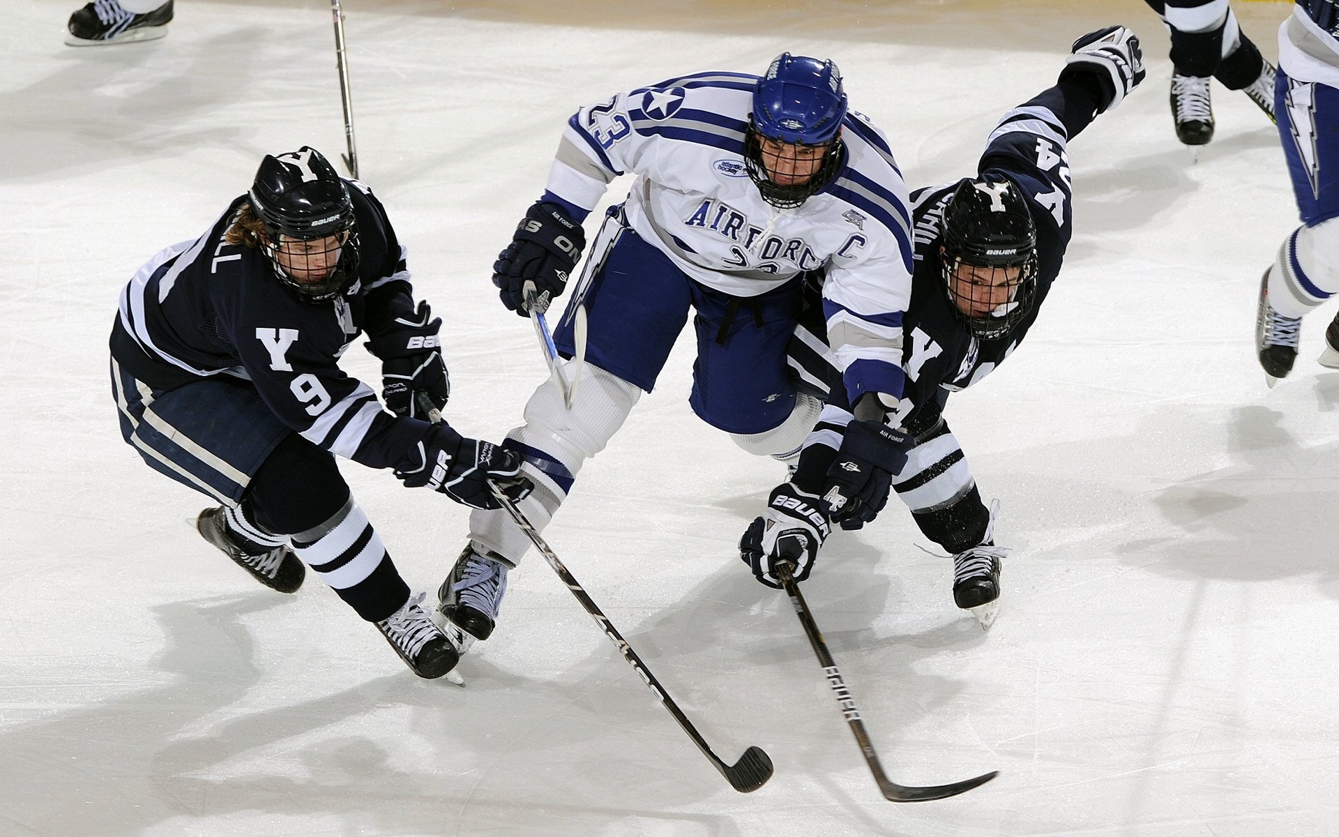 九游平台官网-中国足球职业联赛新秀球员表现亮眼，中国足坛新秀  第5张